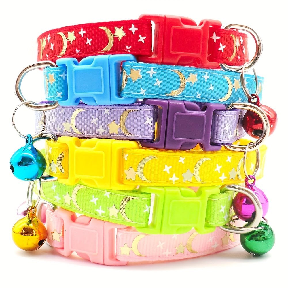 Bom, Bonito e Barato! ✨ Coleira Ajustável para Gatos – Estampa Estrelas & Lua + Guizo Charmoso