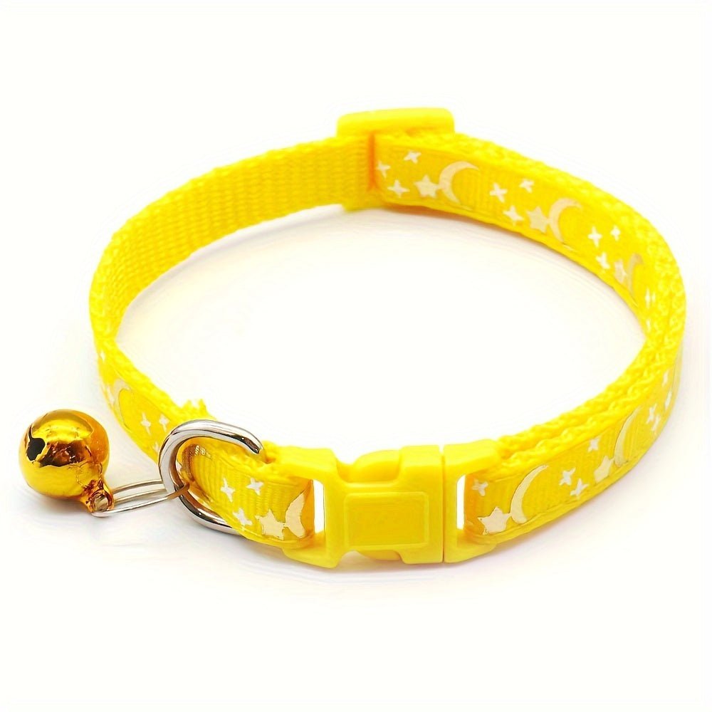 Bom, Bonito e Barato! ✨ Coleira Ajustável para Gatos – Estampa Estrelas & Lua + Guizo Charmoso