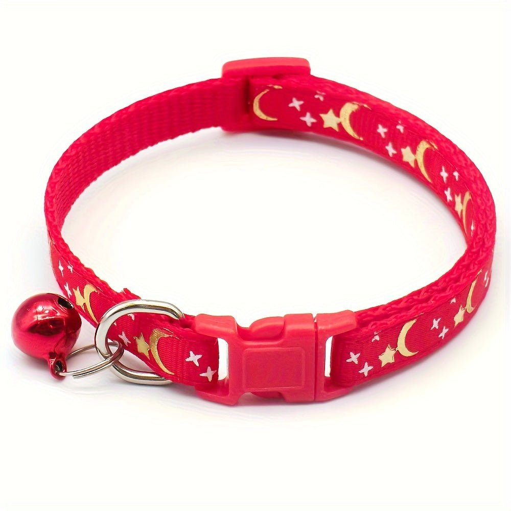 Bom, Bonito e Barato! ✨ Coleira Ajustável para Gatos – Estampa Estrelas & Lua + Guizo Charmoso